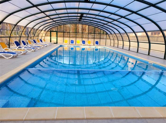 Piscine couverte chauffée · avril à septembre