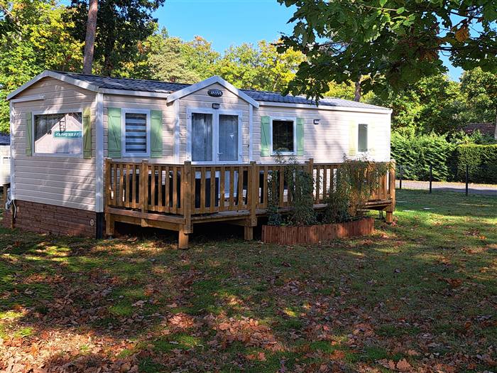 Le Mobil-Home Confort — Spacieux et lumineux, avec un salon panoramique et 700 m² de verdure.